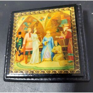 Handcrafted Russian Lacquer Box - Traditional Folk Art Design - Hinged Lid T03 M